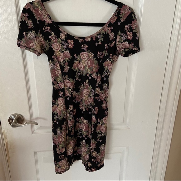Talula (Aritzia) Flower Dress - Picture 4 of 8